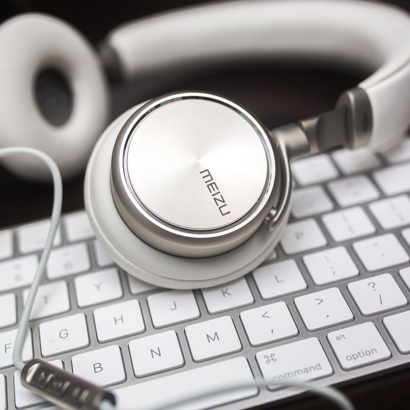Ultimate Soundzz Headset (White) inc Bass Booster (tm) - Image 3